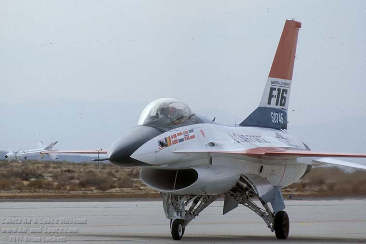 17%20YF-16A%2075-0745%20left%20front%20taxiing%20l.jpg