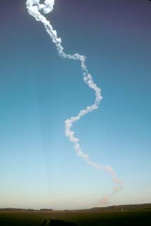 Delta-II exhaust trail over SLC-2 on December 7, 2001