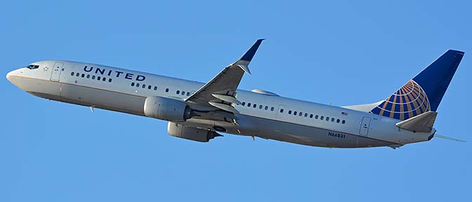 United Boeing 737-924 N66831, Phoenix Sky Harbor, September 17, 2017